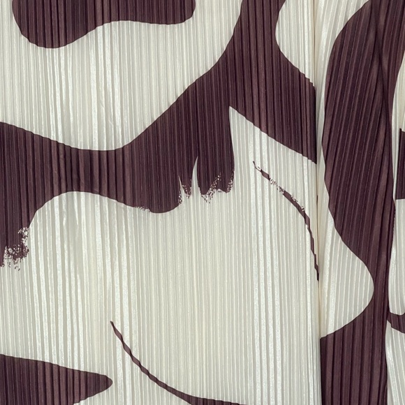 Brown and Cream Patterned Pleated Fabric - Picture 1 of 5